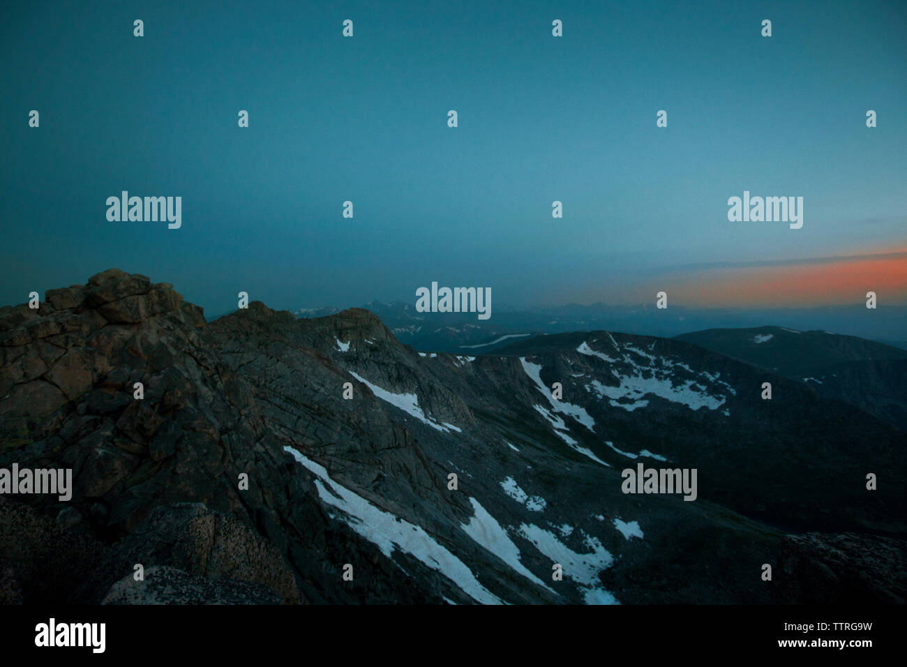 Vue panoramique des montagnes contre le ciel bleu en hiver Banque D'Images