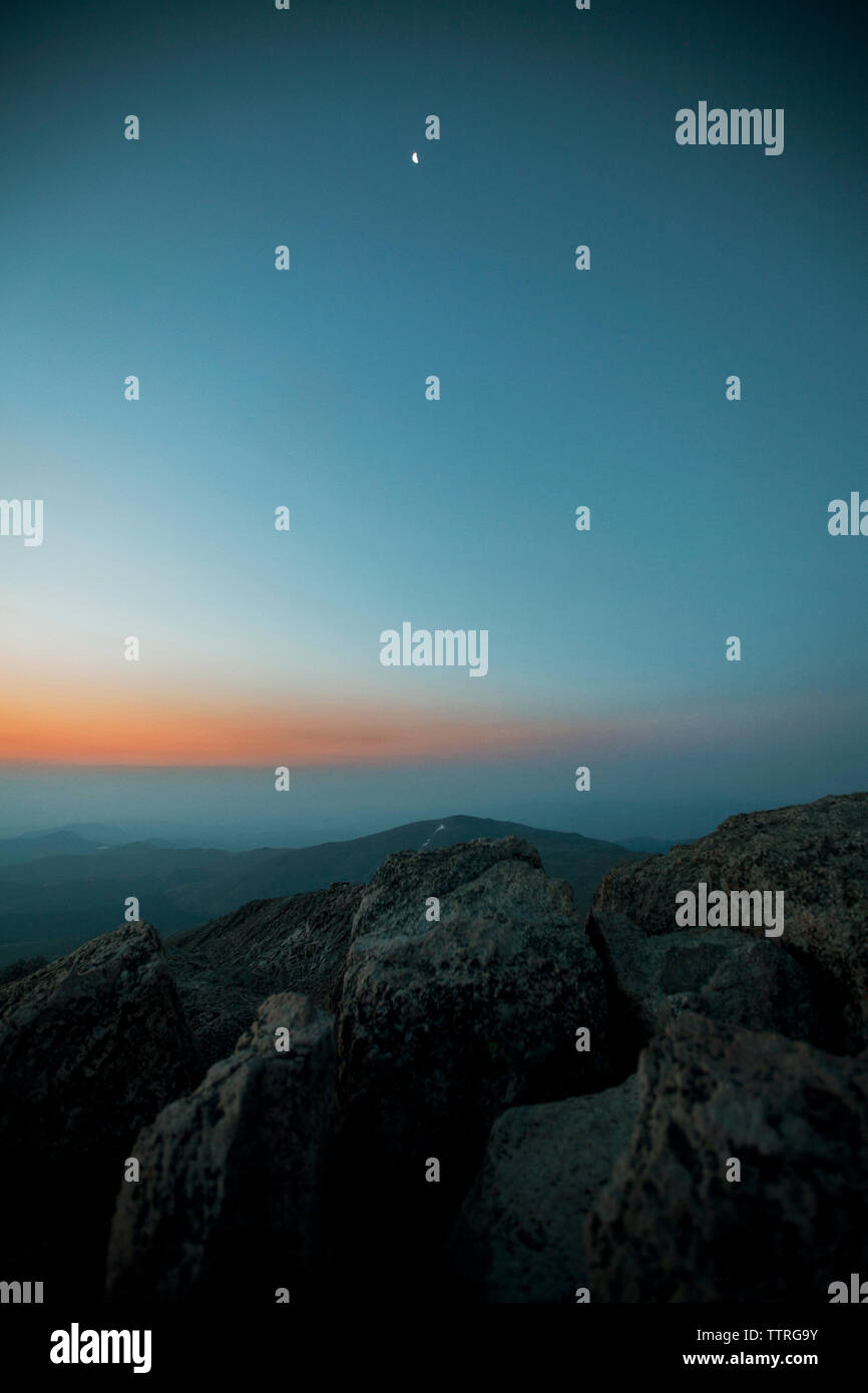 Vue panoramique des montagnes contre le ciel bleu de nuit Banque D'Images