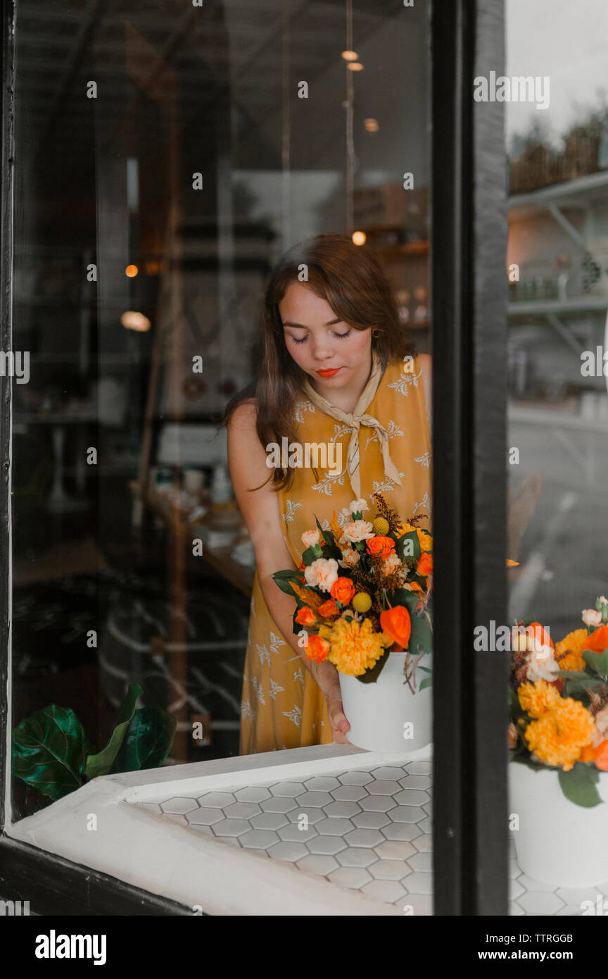 L'organisation de pots de fleurs fleuriste à stocker vu à travers la vitre Banque D'Images