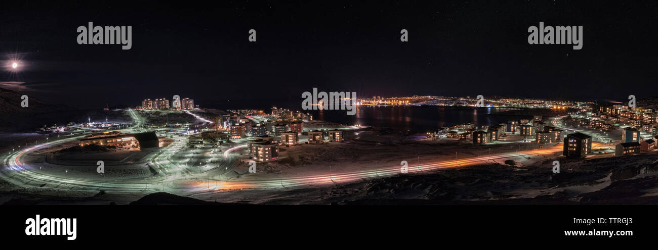 Vue panoramique sur les rues de la ville illuminée par la mer contre le ciel Banque D'Images