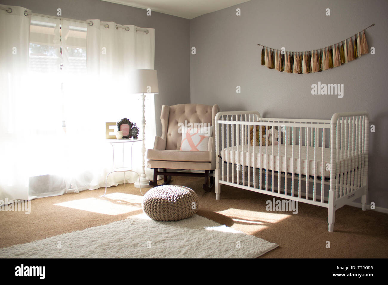 Lit-bébé fauteuil à la maison par Banque D'Images