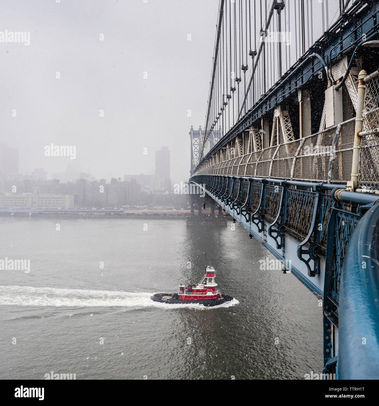 Pont au-dessus de Manhattan East River contre ciel lors de temps de brouillard Banque D'Images