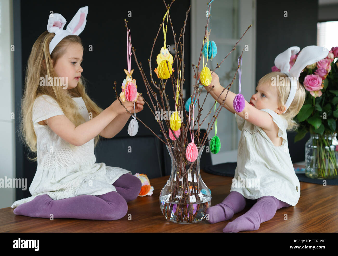 Les jeunes sœurs de la décoration pour Pâques Banque D'Images