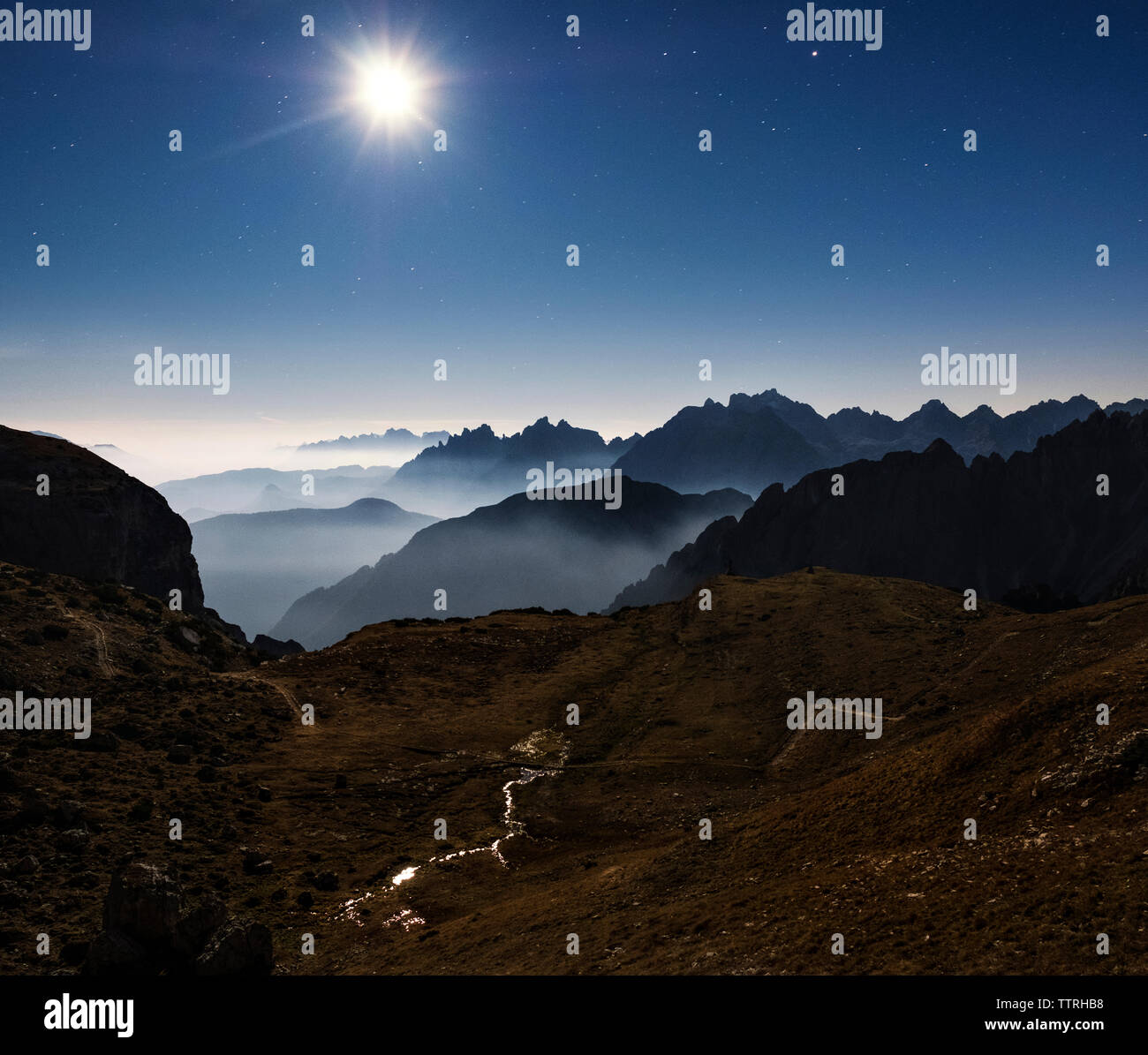 Vue panoramique des montagnes de silhouette contre le ciel bleu de nuit Banque D'Images