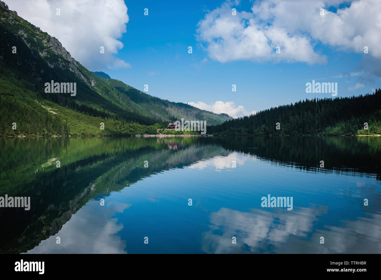 Vue panoramique du lac Morskie Oko calme par Montagnes Tatra contre le ciel bleu Banque D'Images