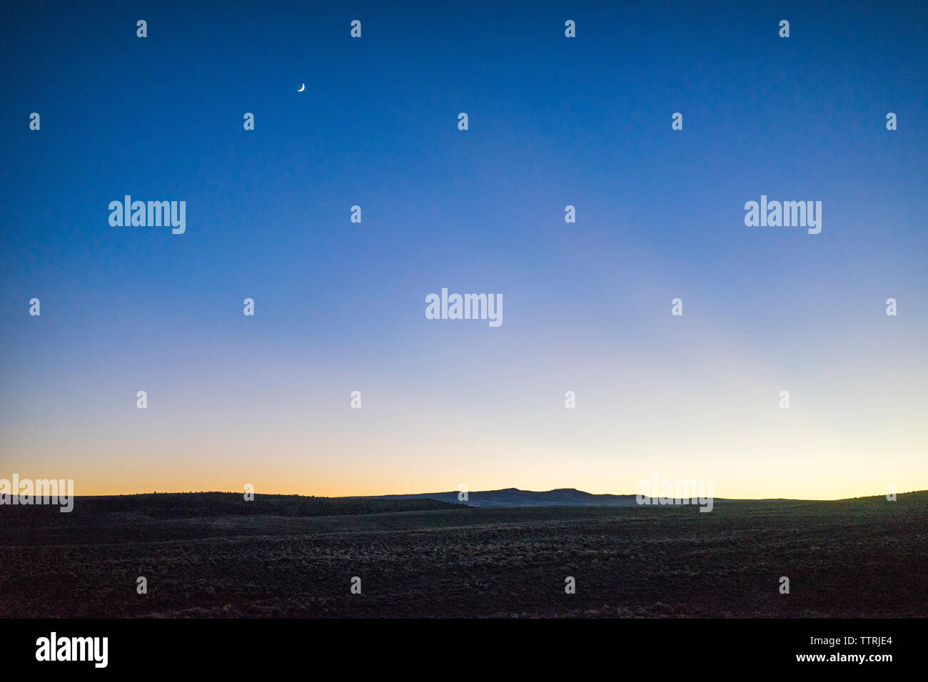 Vue panoramique du paysage sur fond de ciel bleu au coucher du soleil Banque D'Images