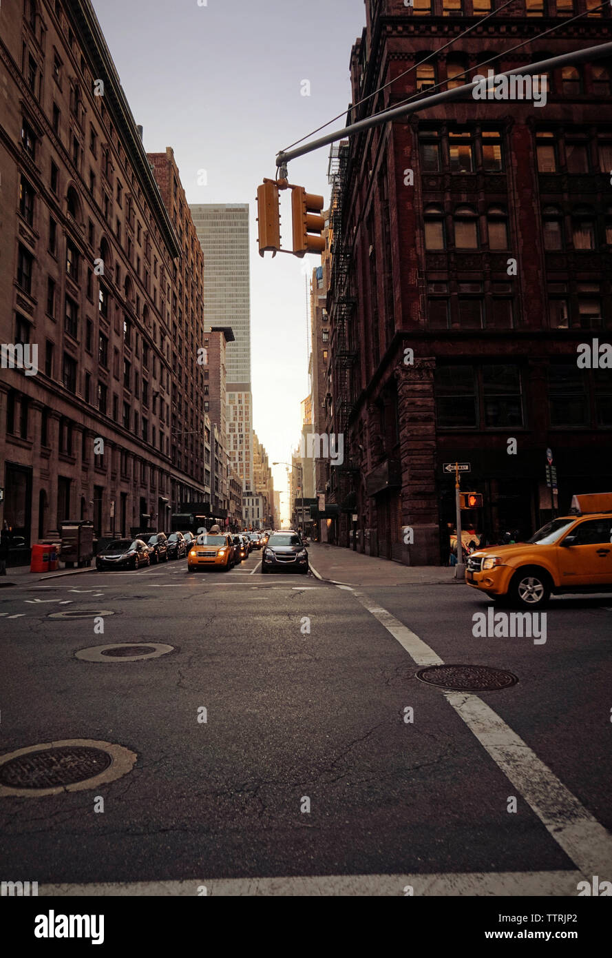 Les wagons on city street Banque D'Images