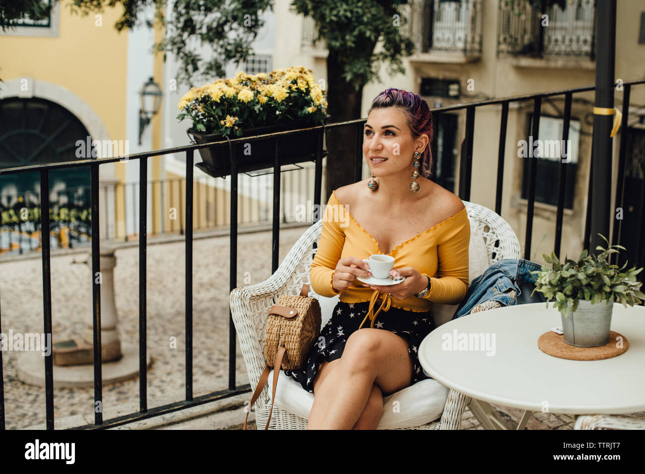 Fille avec une tasse de café dans la rue de Lisbonne, Portugal Banque D'Images