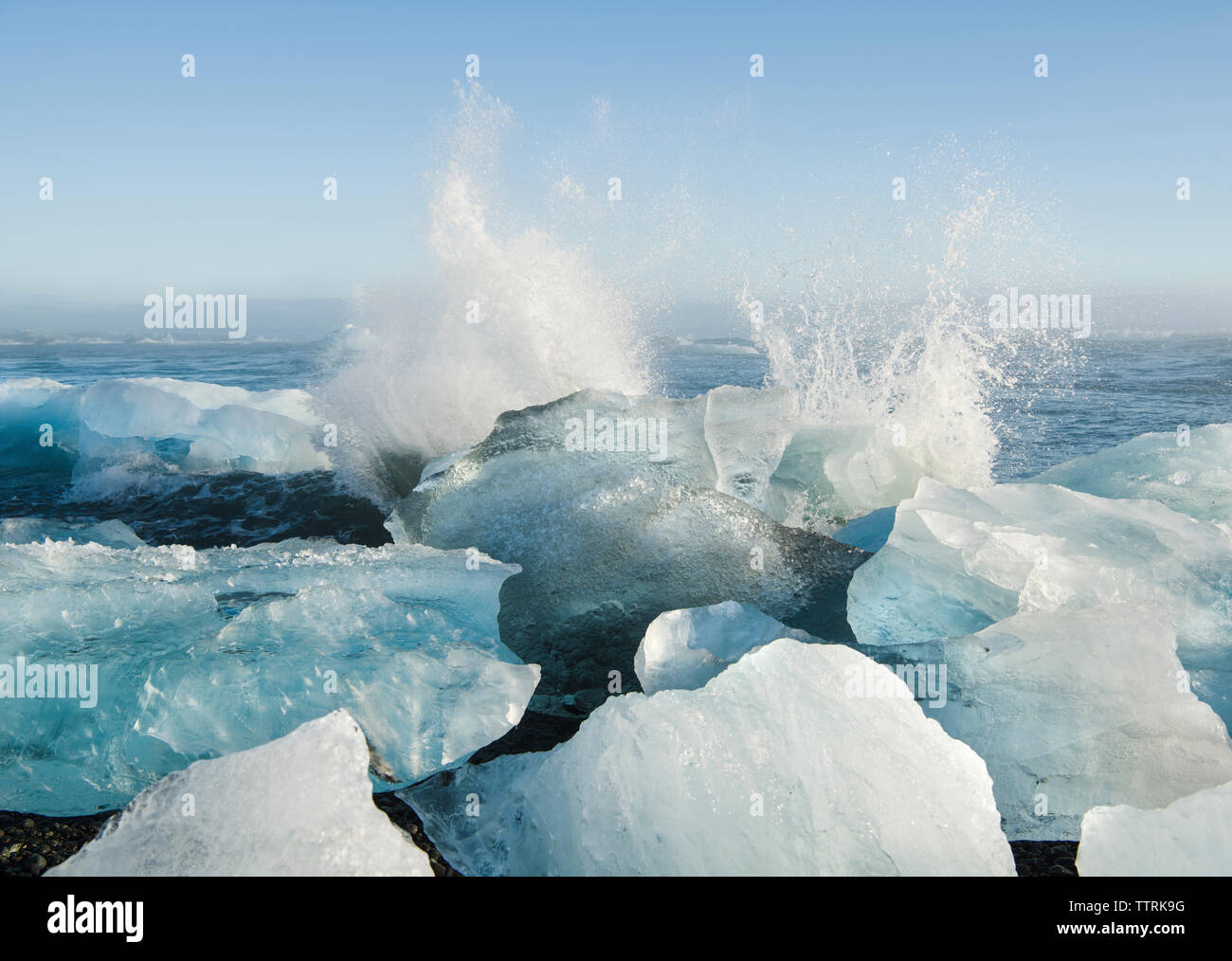 Vue panoramique des éclaboussures des vagues sur la glace en mer contre sky Banque D'Images
