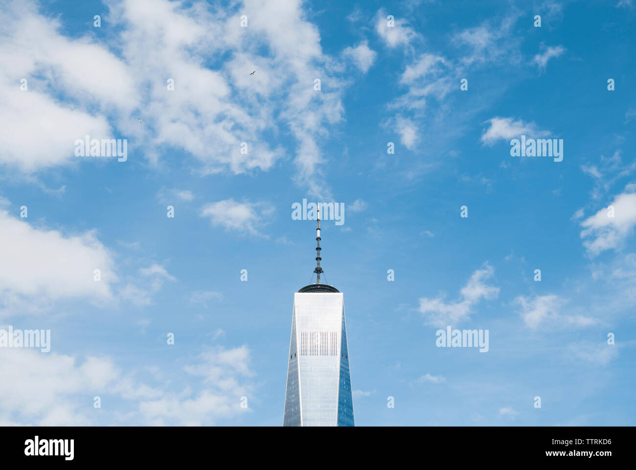 Low angle view of One World Trade Center contre ciel nuageux en ville Banque D'Images