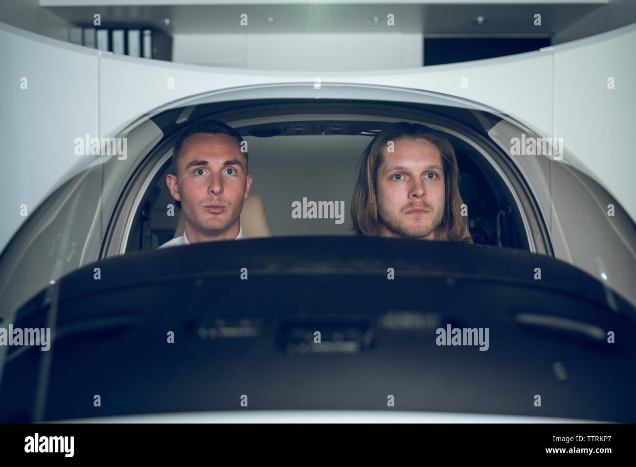 Pilot stagiaire avec volant dans le simulateur de vol. Banque D'Images