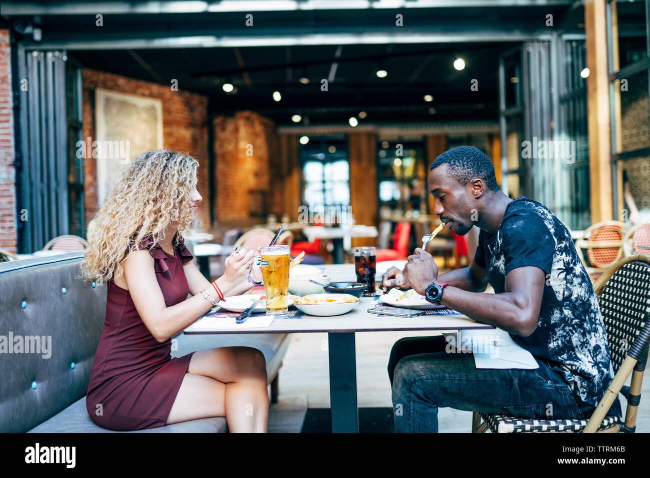 Couple sur la date dans le Banque D'Images