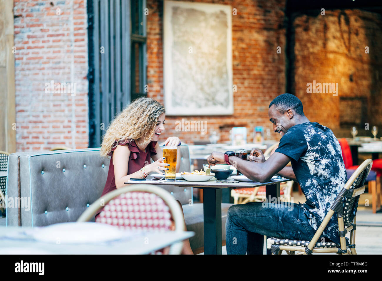 Libre de ce jour en mangeant au café Banque D'Images