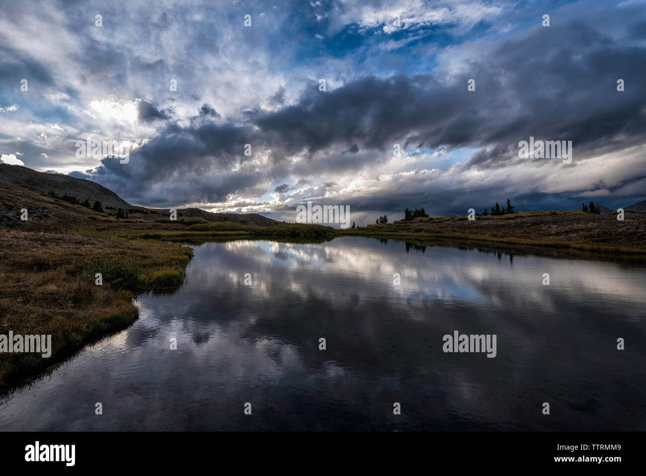 Vue panoramique du lac contre ciel nuageux Banque D'Images