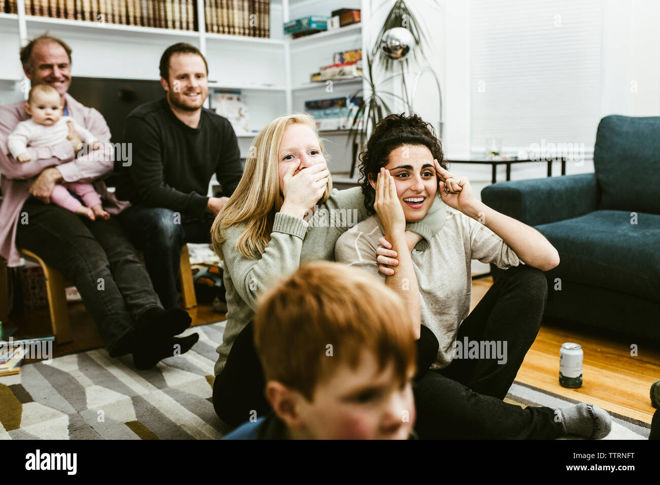 Multi-generation family watching TV dans le salon Banque D'Images