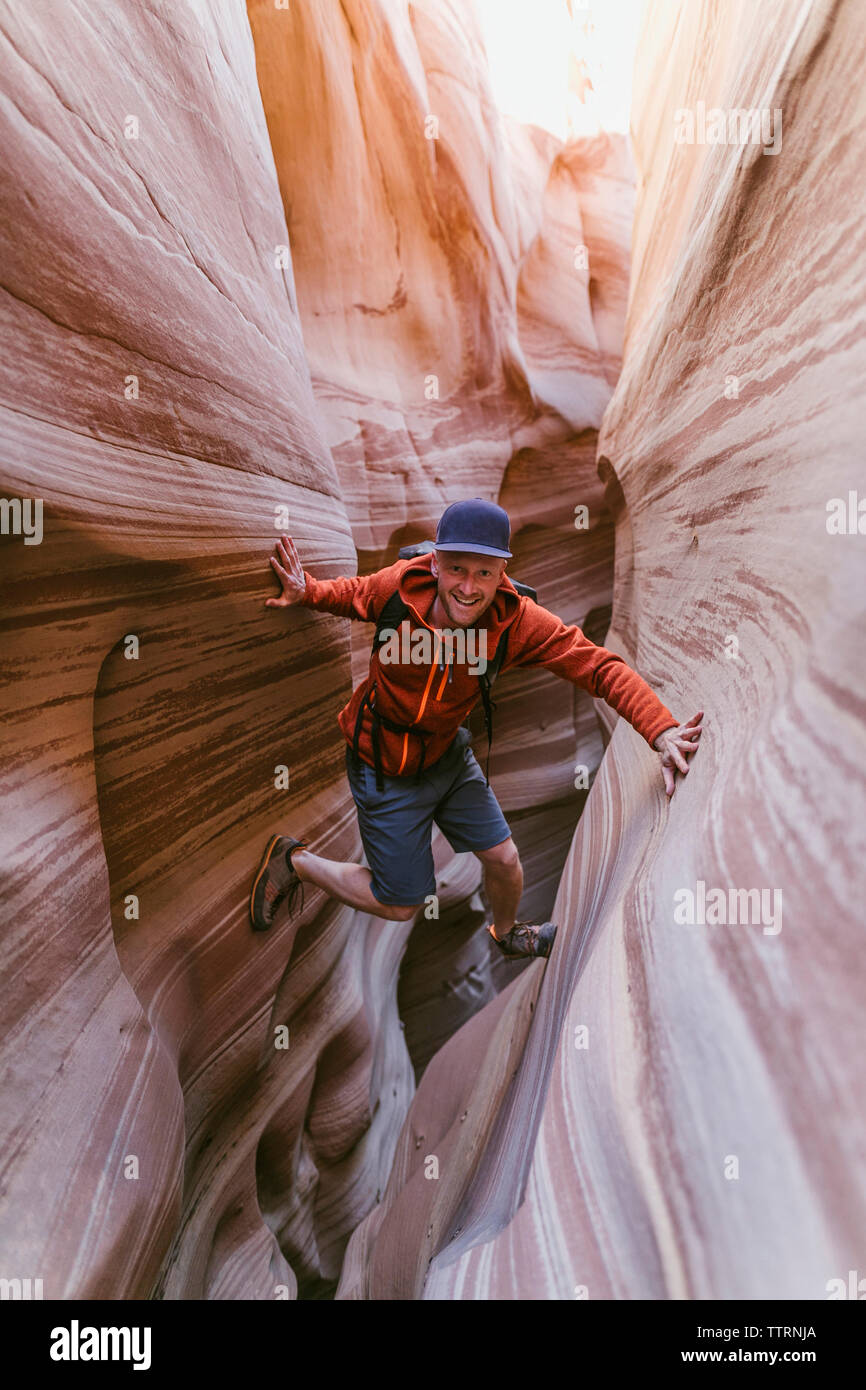 Portrait de randonneur le canyoning au milieu d'étroits canyons Banque D'Images
