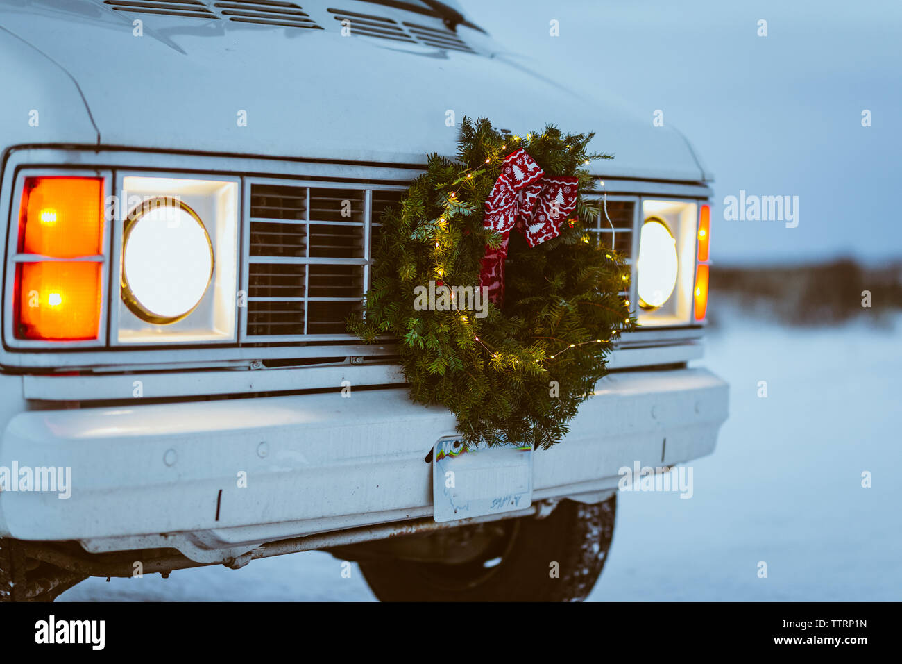 Avant de vintage white van avec couronne de Noël Banque D'Images
