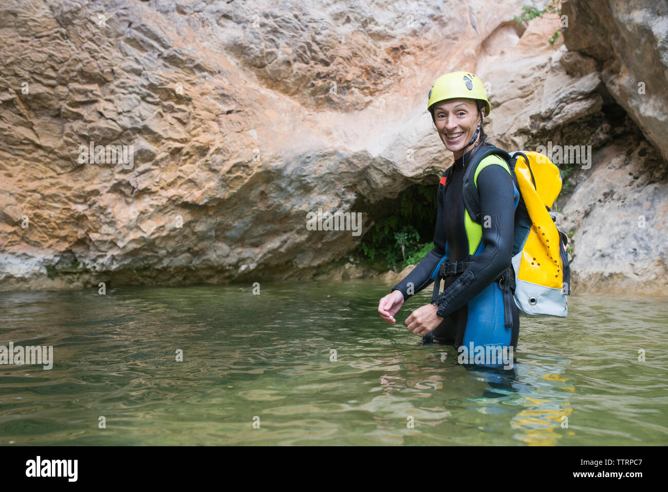 Portrait of happy female scuba diver standing in river Banque D'Images