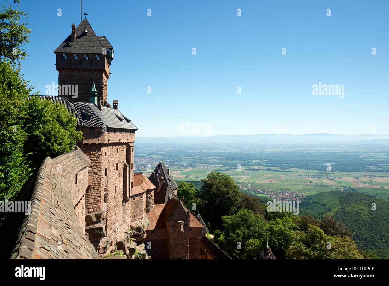 High angle view of Château du Haut-Koenigsbourg par champ contre ciel bleu clair Banque D'Images