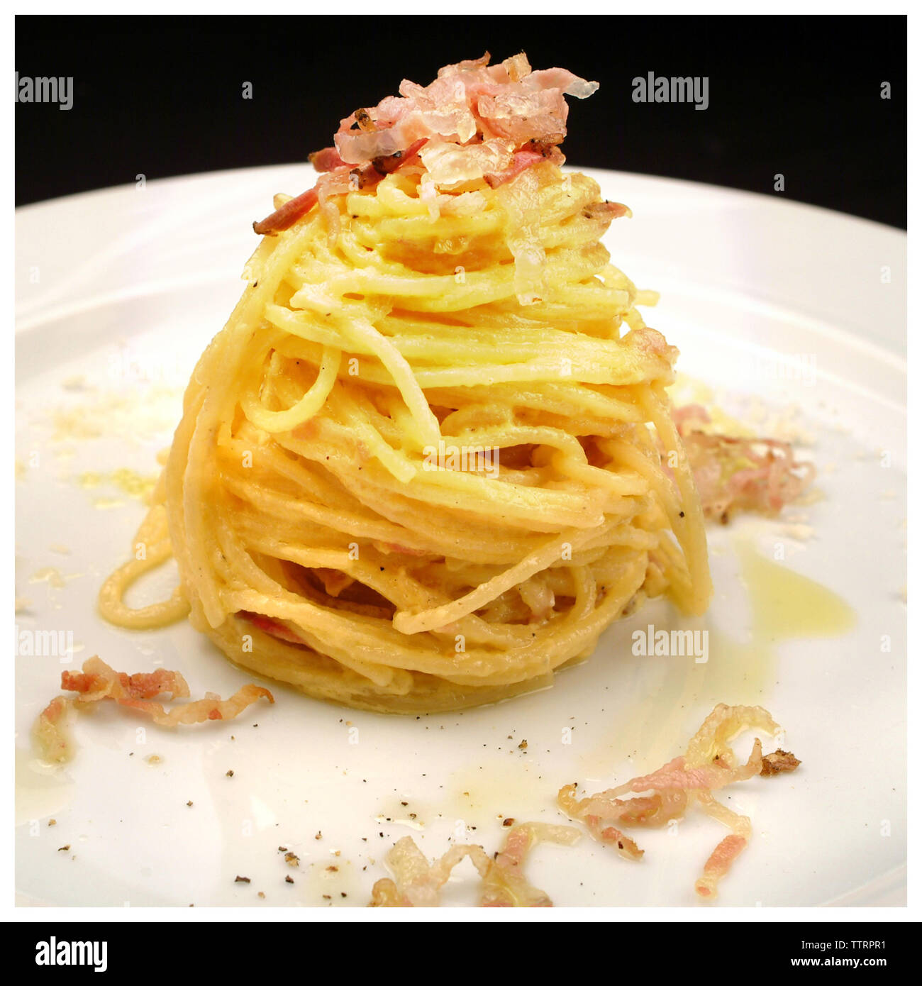 Recettes de cuisine italienne traditionnelle, le spaghetti alla carbonara avec œufs, bacon, fromage pecorino Banque D'Images