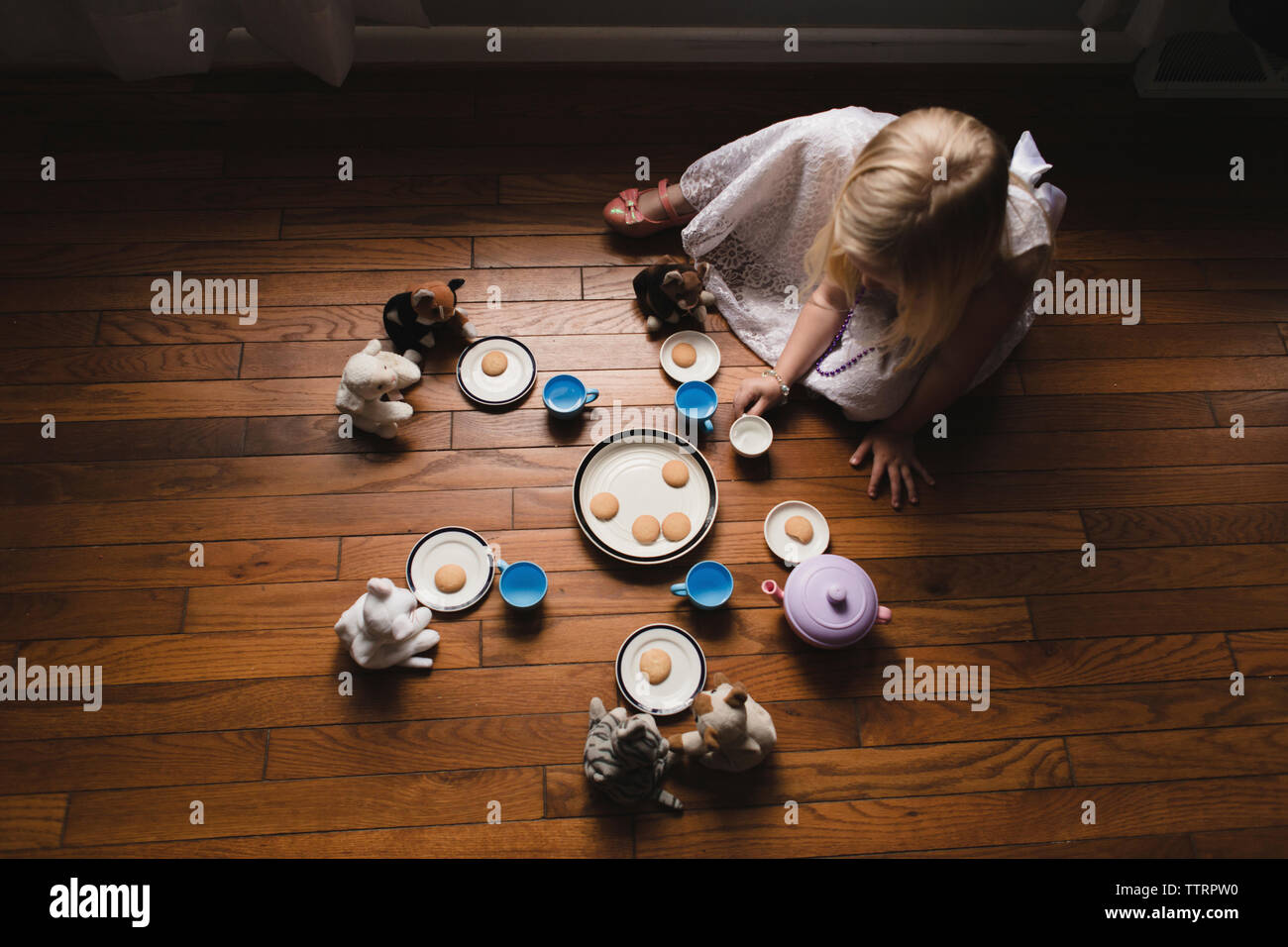 High angle view of girl jouant avec des jouets à la maison Banque D'Images