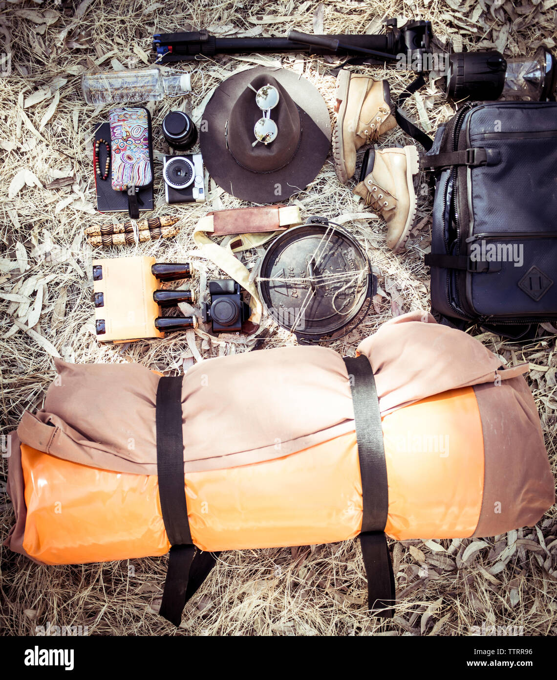 High angle view équipements de camping avec des accessoires personnels sur terrain Banque D'Images