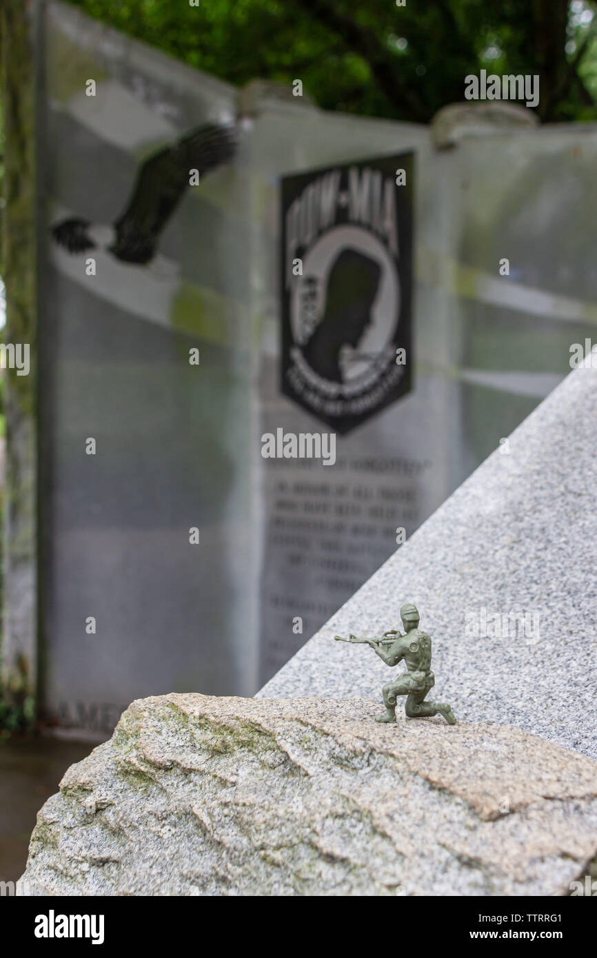McDonough, Géorgie / USA - 9 juin 2019 : un soldat de plomb laissé par un visiteur repose sur le mur de granit du prisonnier de guerre/Missing In Action (POW/MIA) Banque D'Images