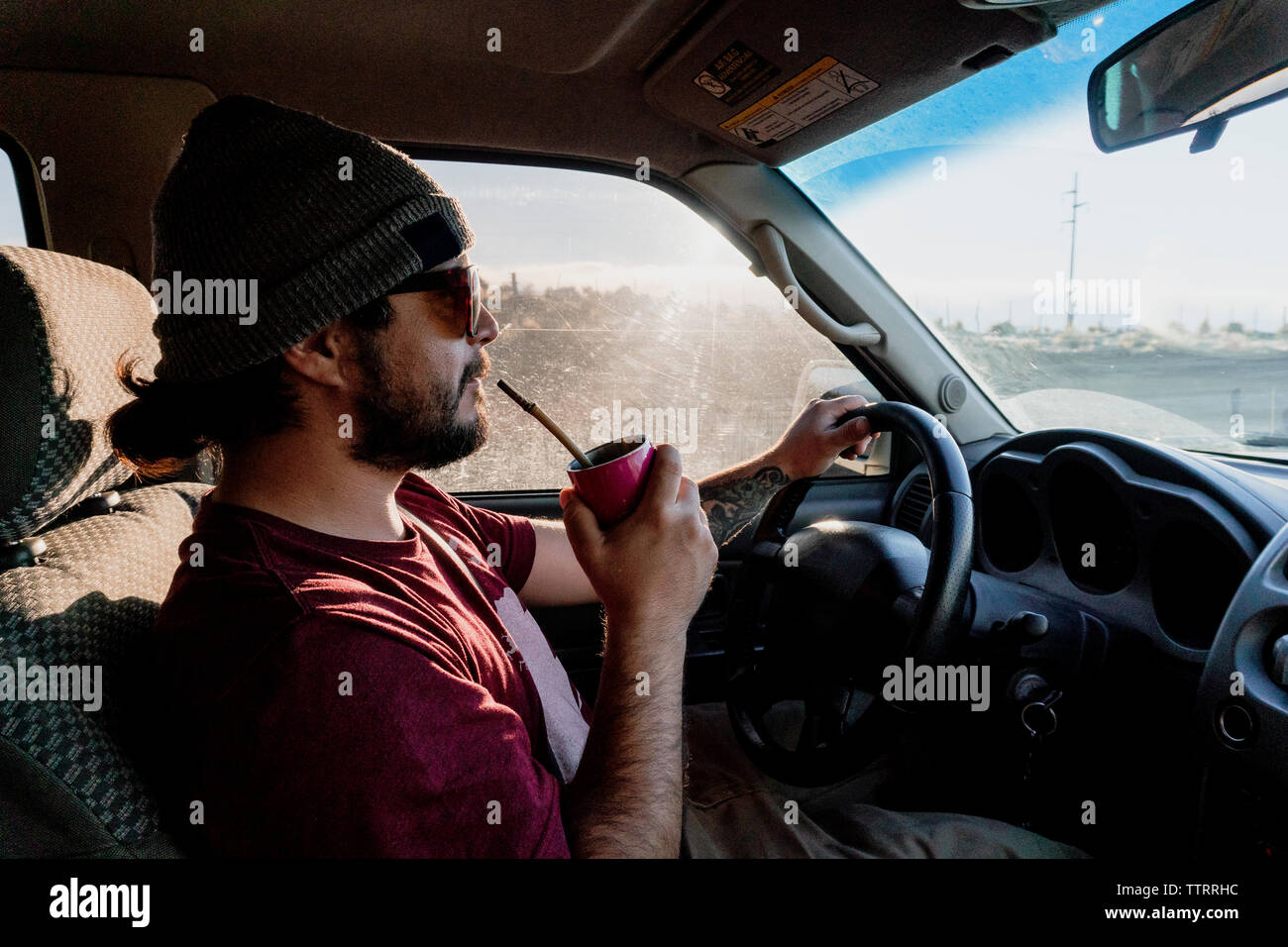 Un homme boit Mate alors que le long drving Ruta 40 en Argentine. Banque D'Images