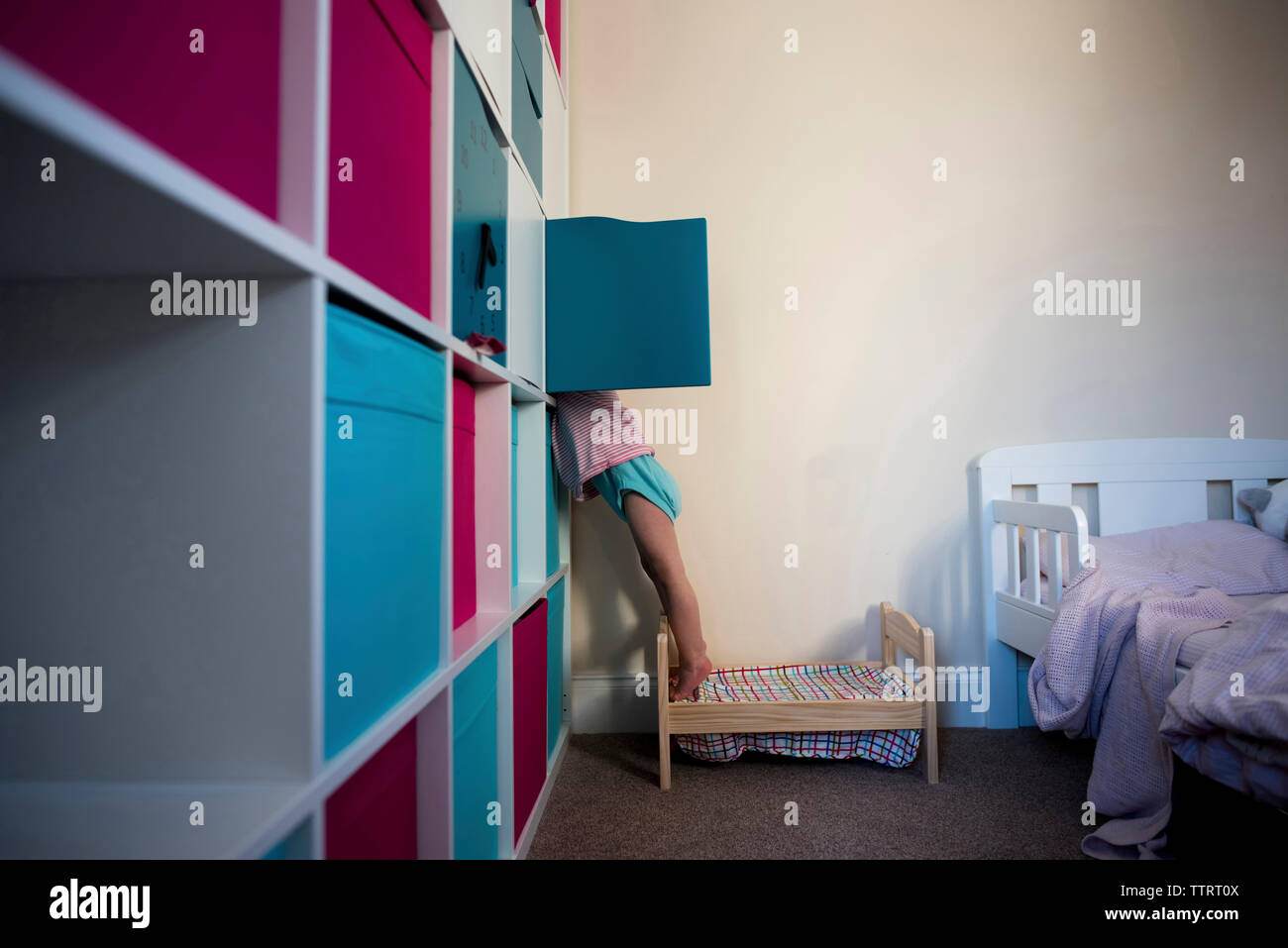 La section de contrôle faible fille du cabinet à la maison Banque D'Images