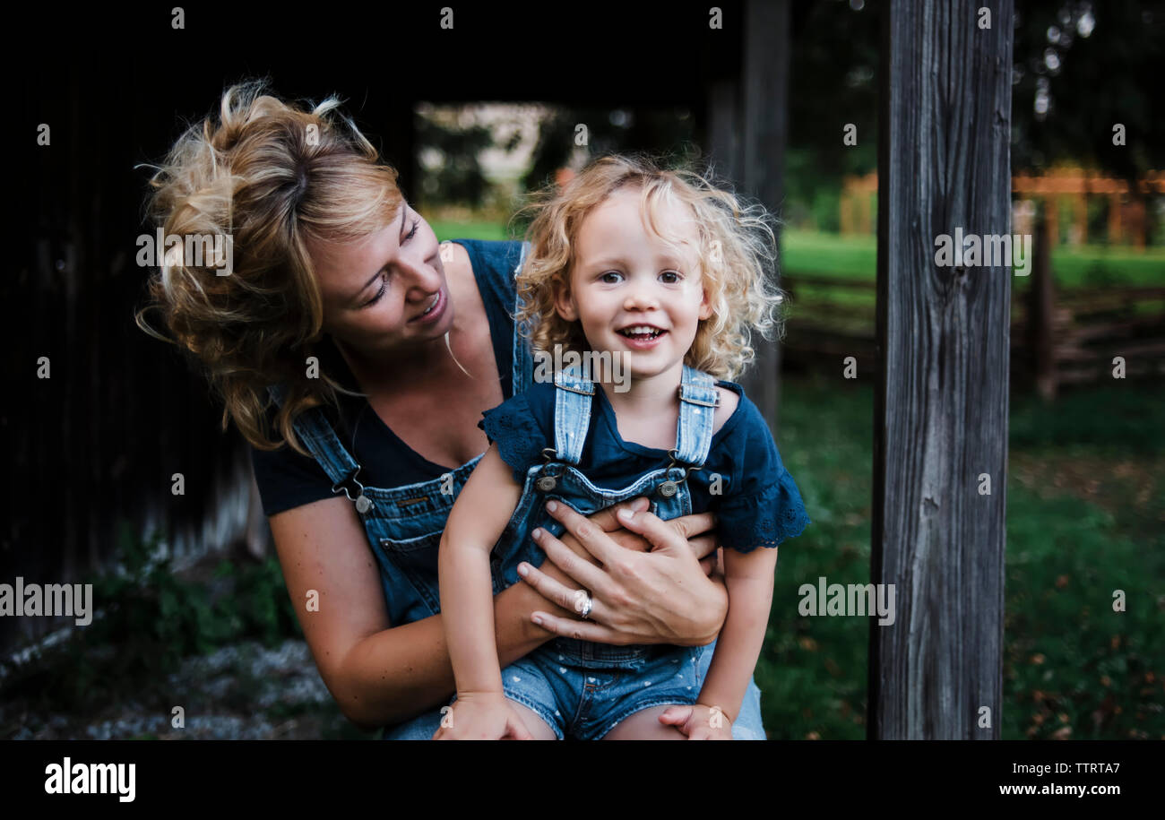 Portrait of cute fille avec la mère à la ferme Banque D'Images