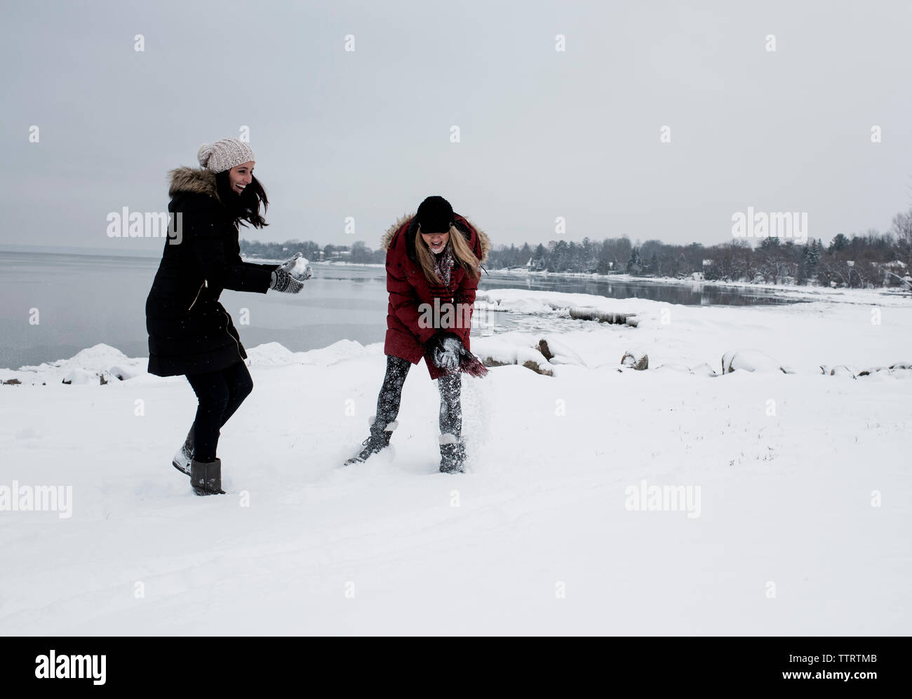 Femme amis jouant avec de la neige à la sky en hiver Banque D'Images