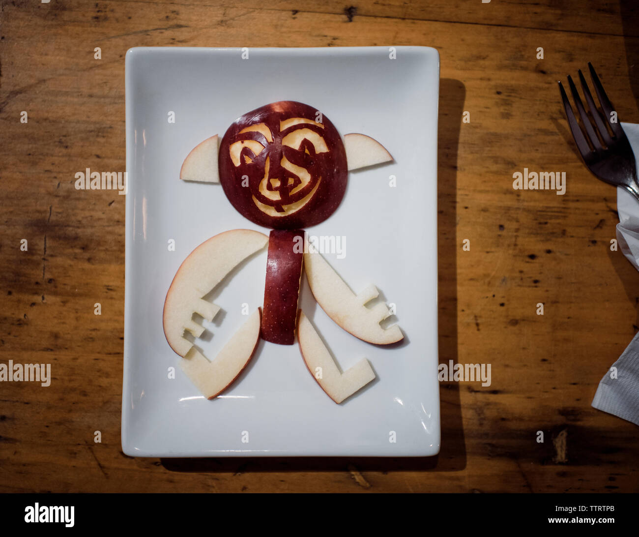 Vue de dessus les tranches de pommes disposées en plaque sur table en bois Banque D'Images