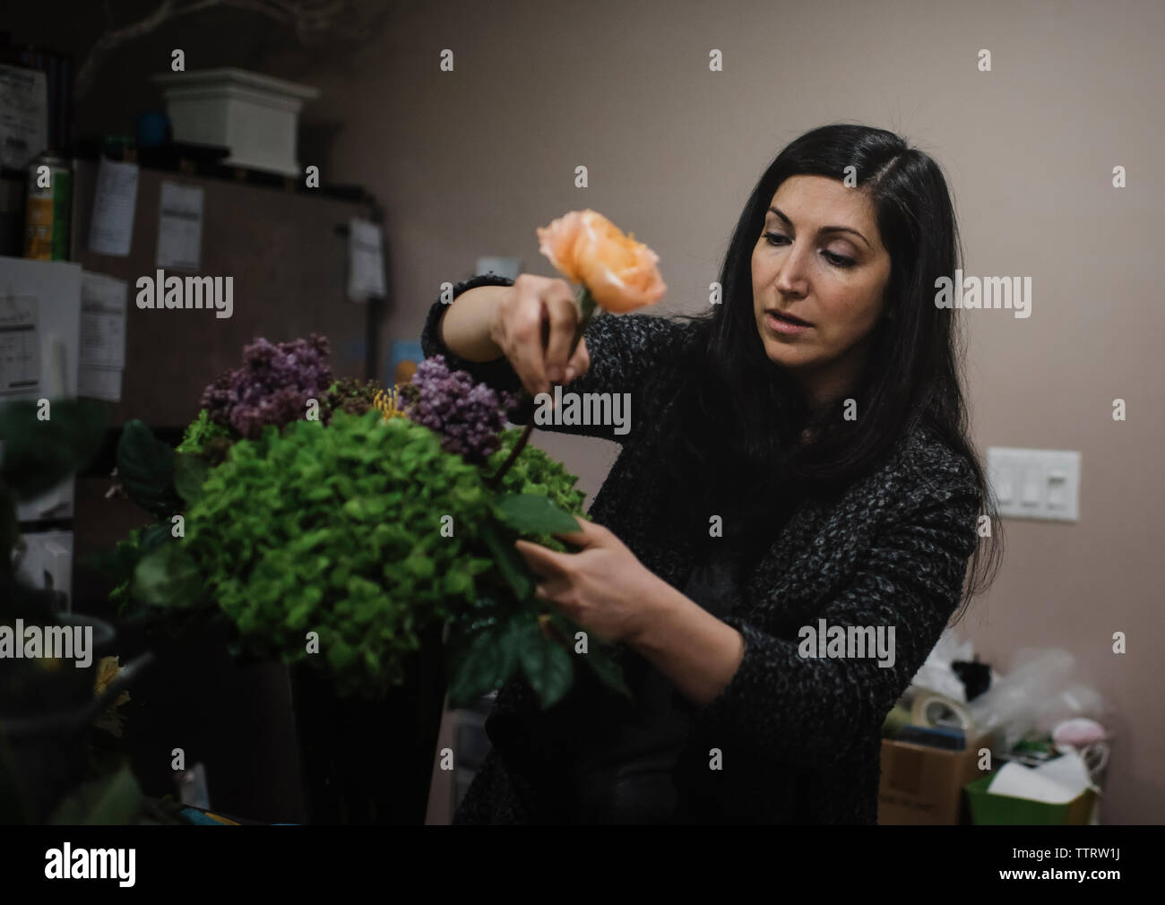 Organiser dans un vase de fleurs fleuriste à stocker Banque D'Images