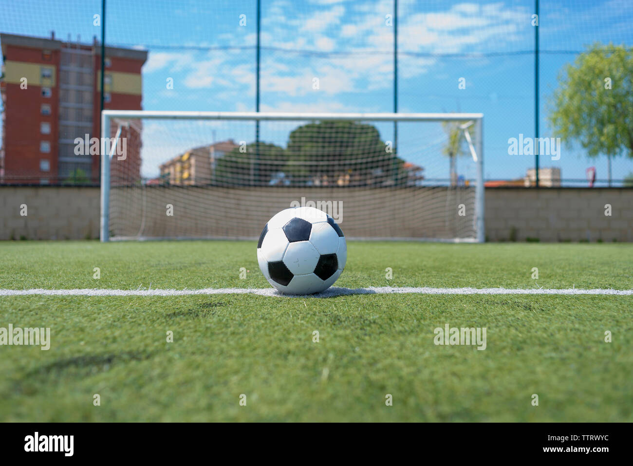 Ballon de soccer sur le terrain herbeux net contre Banque D'Images