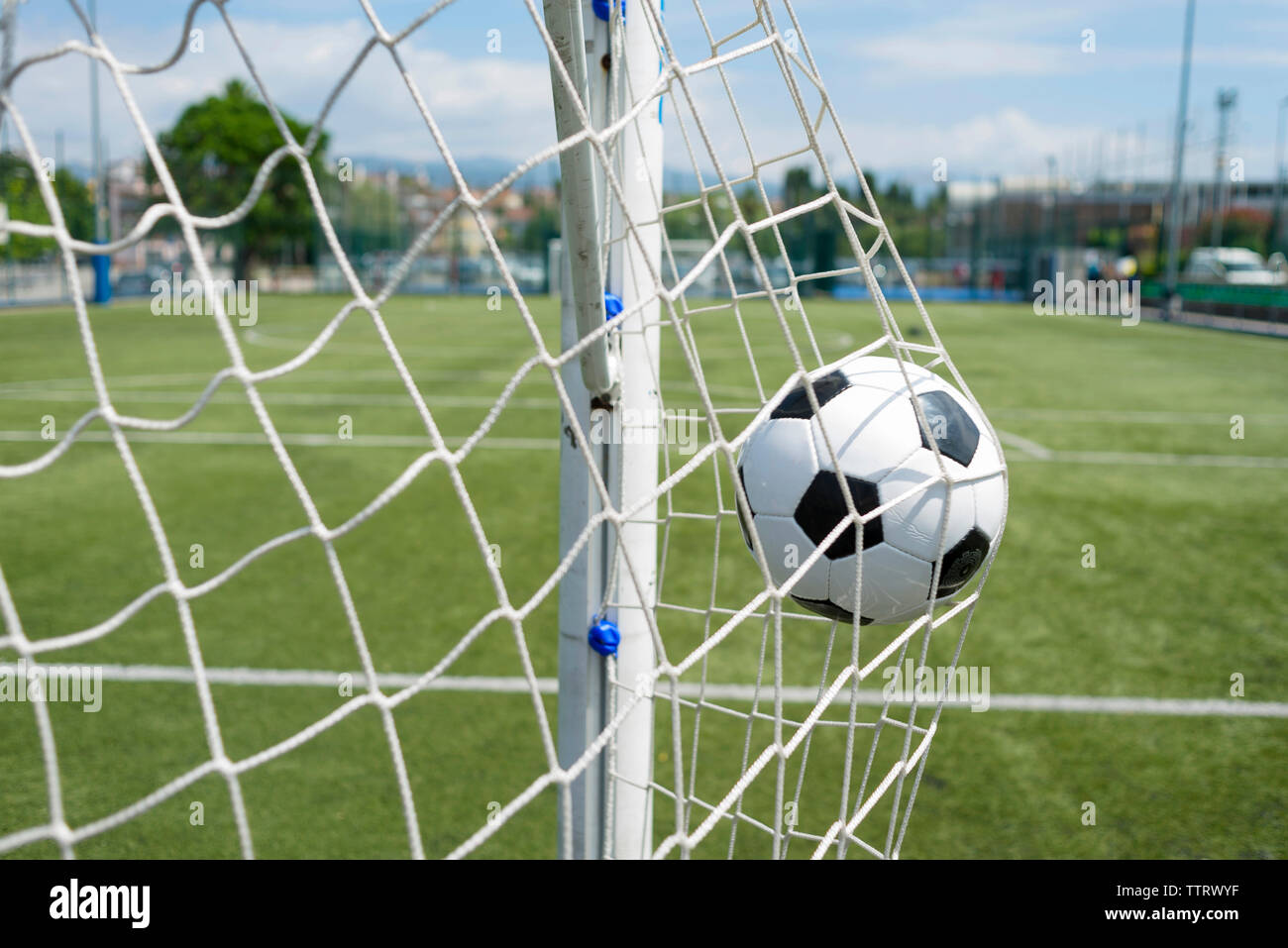 Ballon de soccer frappant contre net sky Banque D'Images