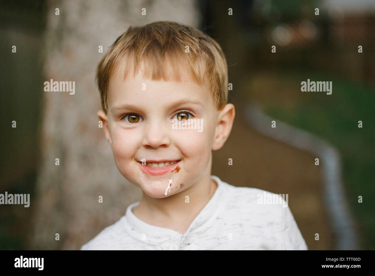 Portrait d'un mignon petit garçon avec un visage malpropre Banque D'Images