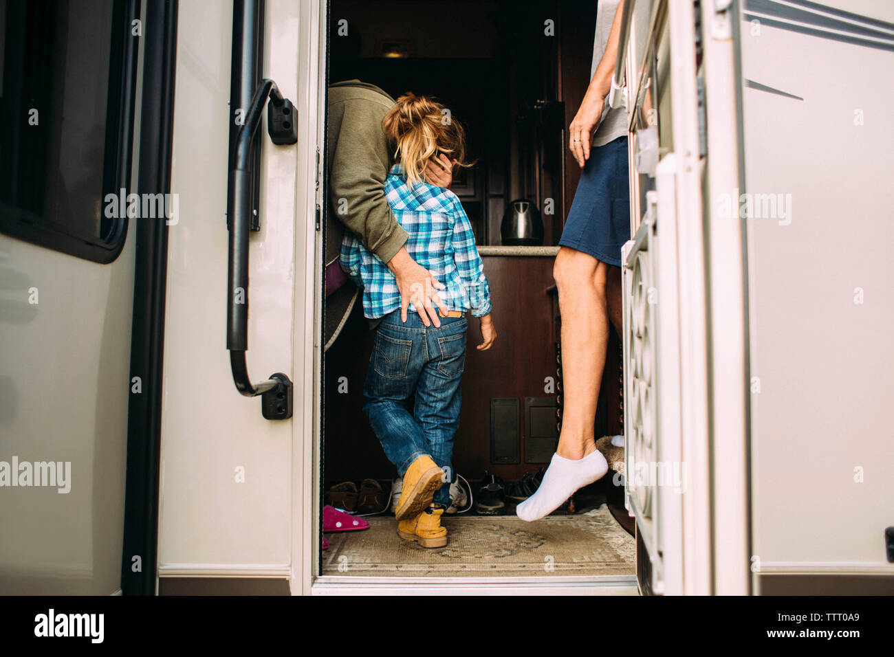 Mère fille embrassant debout avec mari dans le camping-car Banque D'Images