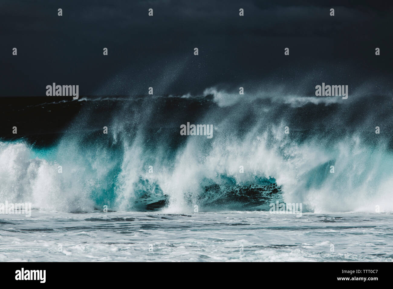 Vue panoramique de vagues éclaboussant en mer contre sky Banque D'Images
