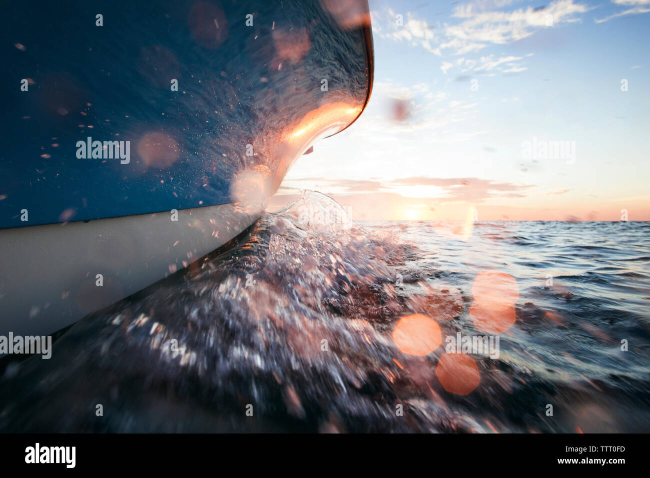 Image recadrée de voile aux projections d'eau sur la mer Banque D'Images
