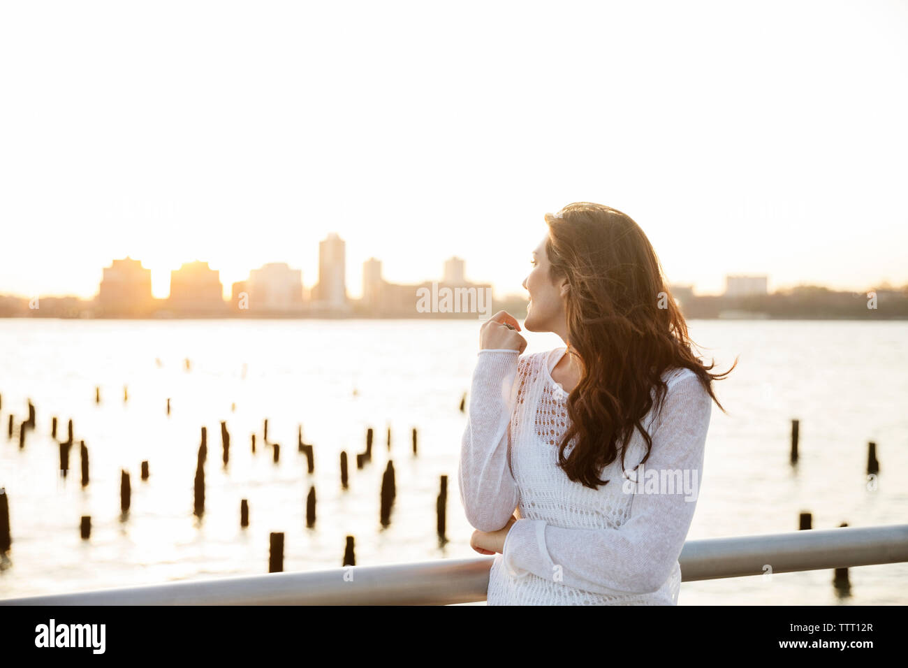 Woman vue sur la ville au coucher du soleil Banque D'Images