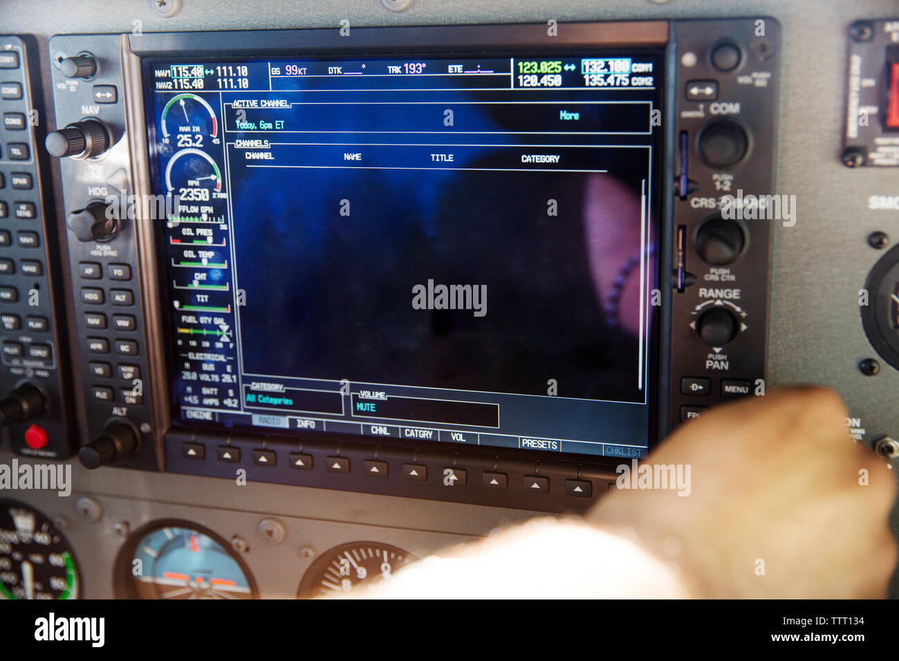 Portrait de l'aide de panneau pilote in airplane cockpit Banque D'Images