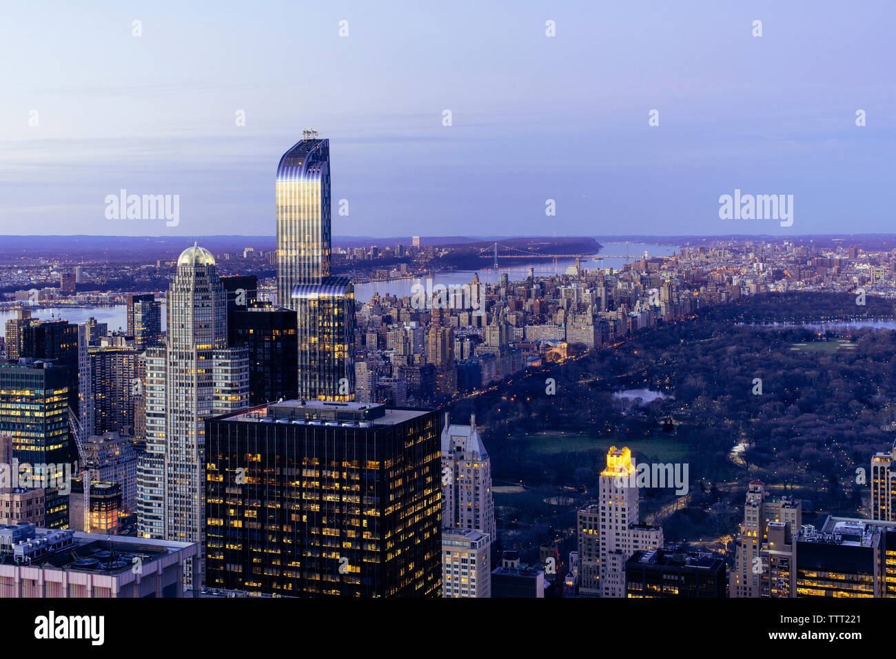 Les bâtiments modernes par Central Park contre le ciel au crépuscule Banque D'Images