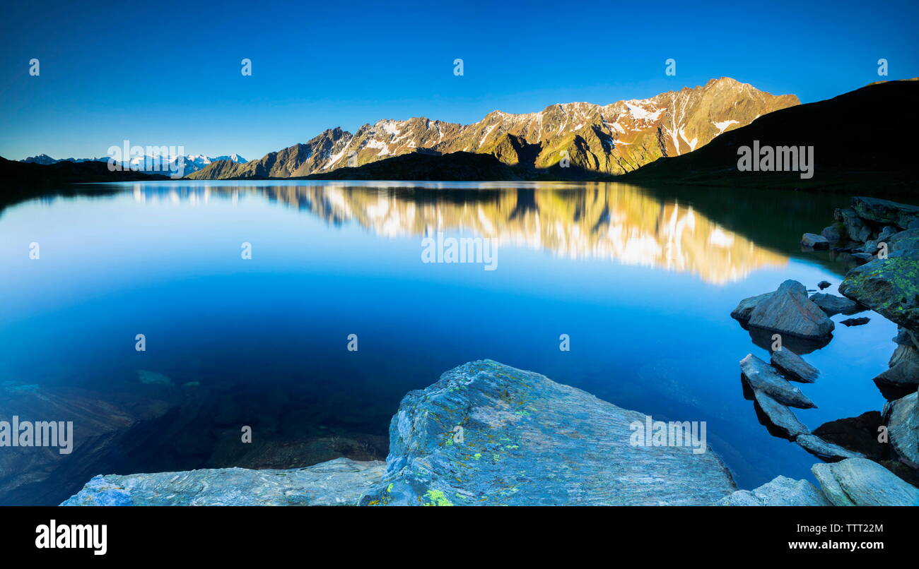 Vue panoramique du Lago Nero au lever du soleil, la Vallée Camonica, Gavia, province de Brescia, Lombardie, Italie Banque D'Images