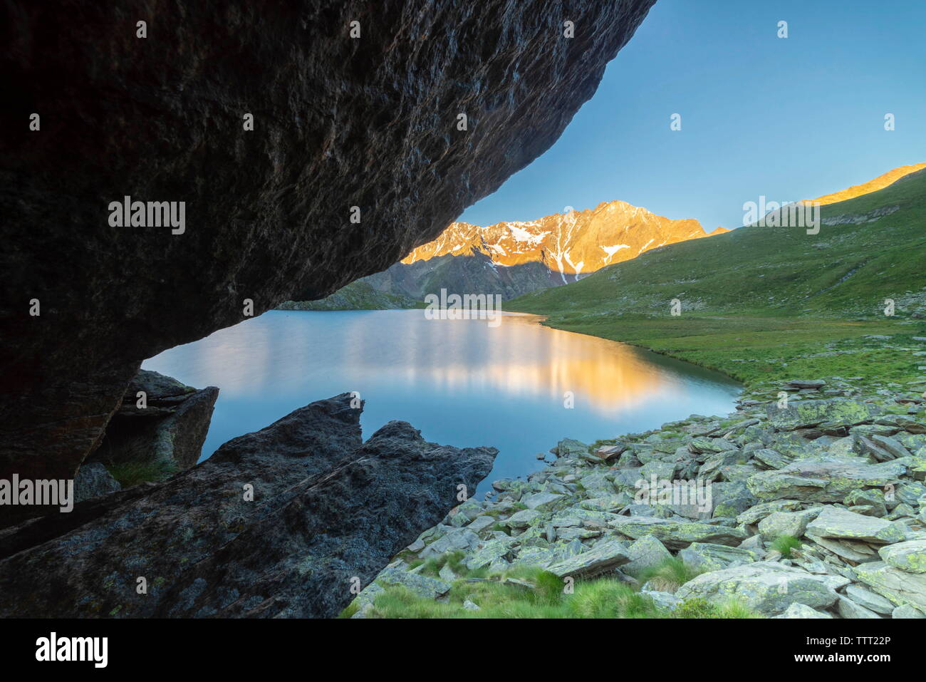 Rochers sur la rive du Lago Nero, Gavia Pass, la Vallée Camonica, province de Brescia, Lombardie, Italie Banque D'Images
