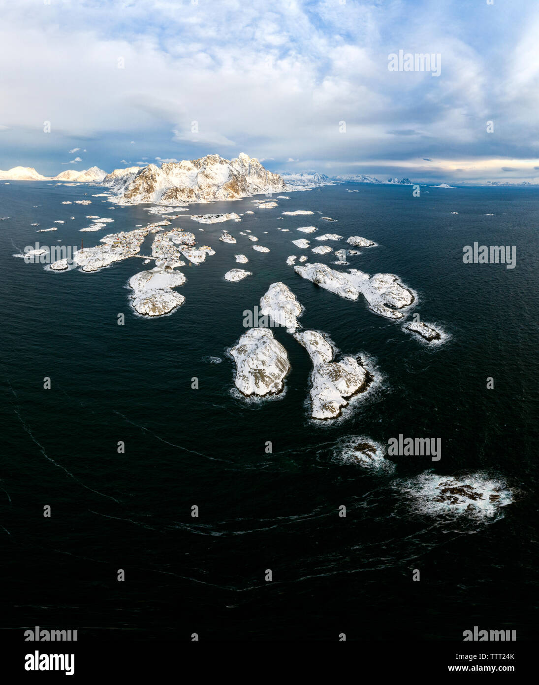 Vue panoramique aérienne d'îlots et la mer autour de Henningsvær, Vagan municipalité, îles Lofoten, Norvège Banque D'Images