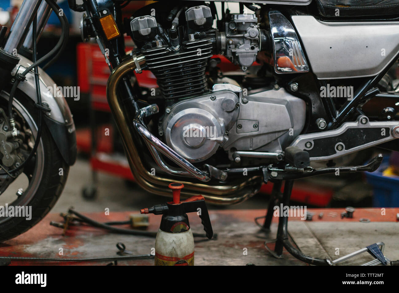 Close-up de moteur en atelier de réparation automobile Banque D'Images