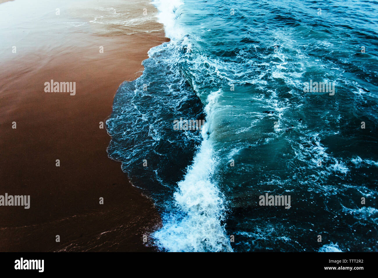 Vue aérienne de vagues éclaboussant sur le rivage Banque D'Images