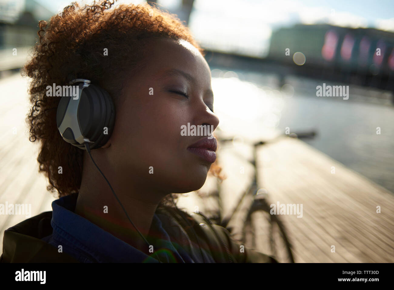 Close-up of relaxed woman with eyes closed listening music Banque D'Images
