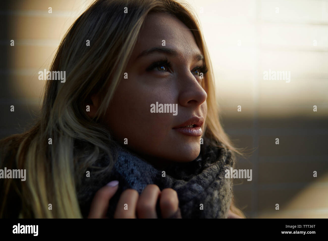 Close-up of woman with Blonde hair wearing scarf tout en se tenant à l'extérieur Banque D'Images