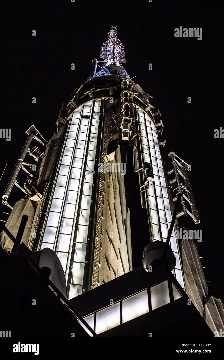 Low angle view of illuminated Empire State Building contre le ciel de nuit en ville Banque D'Images